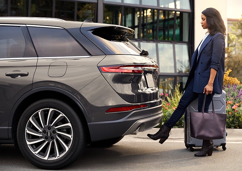 A woman with her hands full uses her foot to activate the available hands-free liftgate. | Gettel Lincoln in Punta Gorda FL