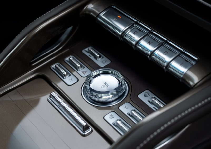 A crystal-inspired volume knob is shown in the center floor console of a 2024 Lincoln Nautilus® SUV. | Gettel Lincoln in Punta Gorda FL