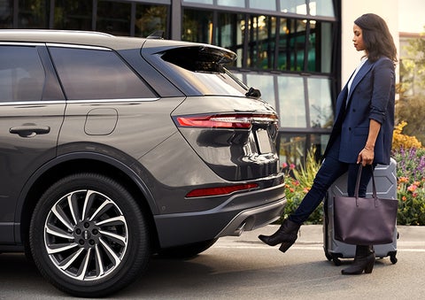 A woman with her hands full uses her foot to activate the hands-free liftgate. | Gettel Lincoln in Punta Gorda FL