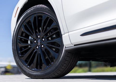 The stylish blacked-out 20-inch wheels from the available Jet Appearance Package are shown. | Gettel Lincoln in Punta Gorda FL